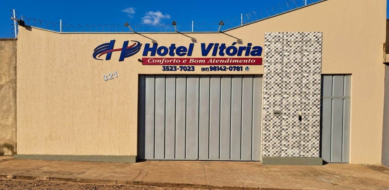 Entrada dos fundos do Hotel Vitória, com portão da garagem