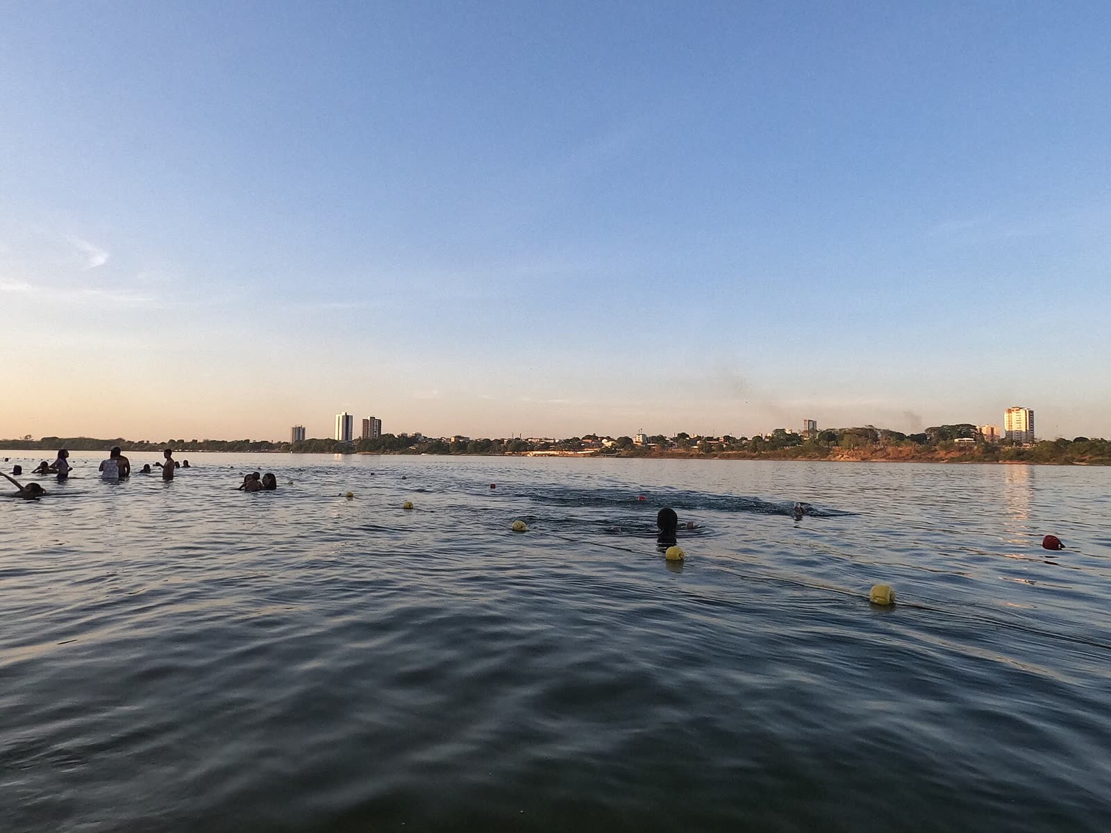 Pessoas no Rio Tocantins ao entardecer